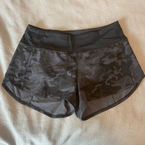 Lululemon speed up mid rise shorts 4” lined in camo size 8